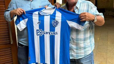 Photo of Zico ganha camisa do Paysandu