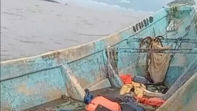 Photo of Barco com corpos encontrado à deriva no Pará chega à terra firme para início da perícia