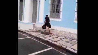 Photo of Protesto em Belém: Trabalhador de aplicativo joga lixo na porta da prefeitura em meio à crise de coleta