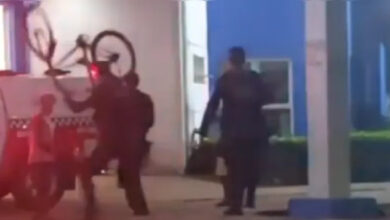 Photo of PMs são flagrados agredindo e arremessando bicicleta em homem no Pará