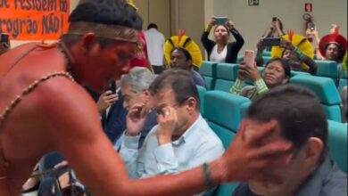 Photo of Em protesto contra Ferrogrão, indígena esfrega urucum em participantes de evento do governo