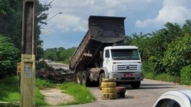 Photo of Caminhão é flagrado em descarte irregular de lixo no Barreiro