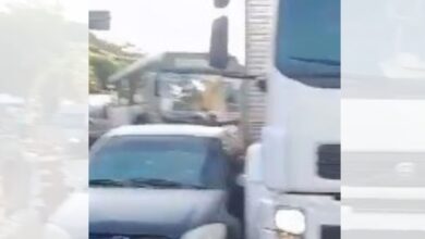 Photo of Carro é prensado por caminhão na BR-316