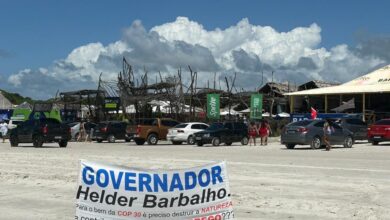 Photo of Donos de bares e barracas protestam na praia do Atalaia contra projeto de nova orla