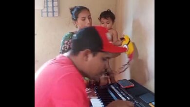 Photo of Com bebê no colo e apenas um teclado e microfone, paraense viraliza na web ao cantar afinadíssima
