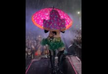 Photo of Sob um toró amazônico, Joelma canta segurando guarda-chuva em Mocajuba