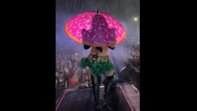Photo of Sob um toró amazônico, Joelma canta segurando guarda-chuva em Mocajuba