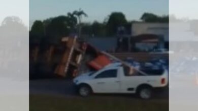 Photo of Caminhão tomba na rodovia BR-316 no sentido Benevides – Marituba