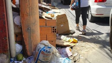 Photo of Comerciante constrói muro na calçada para depósito de lixo no centro de Belém