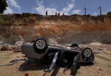 Photo of Veículo com casal cai em barranco na Praia do Barro Branco, em Outeiro