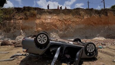 Photo of Veículo com casal cai em barranco na Praia do Barro Branco, em Outeiro