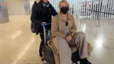 Photo of Joelma torce o tornozelo durante show na Espanha e improvisa no aeroporto para se locomover