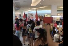 Photo of Manifestantes com símbolos comunistas invadem Shopping Boulevard em protesto contra escala 6×1