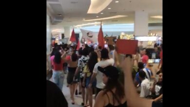 Photo of Manifestantes com símbolos comunistas invadem Shopping Boulevard em protesto contra escala 6×1