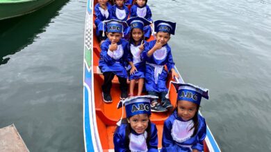 Photo of Crianças ribeirinhas de Cametá emocionam em formatura a bordo de canoa