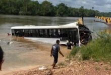 Photo of Ônibus cai de balsa em rio no Moju, no Pará; menina está desaparecida