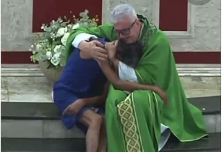 Photo of MARABÁ: Padre paraense emociona ao interromper missa para acolher mulher em situação de rua que chorava no presbitério