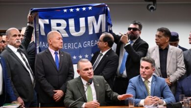 Photo of Delegado Caveira é repreendido por exibir bandeira pró-Trump durante reunião em Brasília
