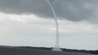 Photo of Tromba d’água impressiona banhistas em Outeiro; veja vídeo