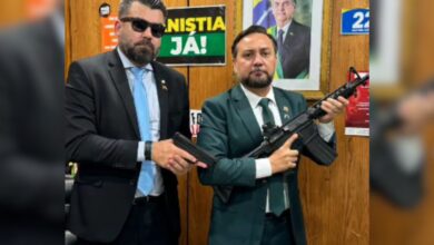 Photo of Após votar contra Belém ser capital do Brasil, Delegado Caveira recebe título de cidadão belenense de Zezinho Lima