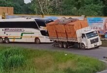 Photo of Caminhão quase tomba e causa lentidão no viaduto do Coqueiro, em Ananindeua