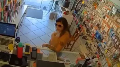 Photo of Mulher é flagrada fazendo ofensas racistas contra atendente de 18 anos em loja de Florianópolis