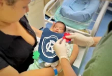 Photo of Fantasias adaptadas levam clima carnavalesco à maternidade do Hospital Abelardo Santos