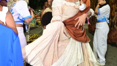 Photo of Dira Paes vive mãe de Lula em desfile: “História de muitos Brasis”