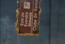 Photo of Internautas flagram placa de trânsito usada para tapar buraco no Baenão