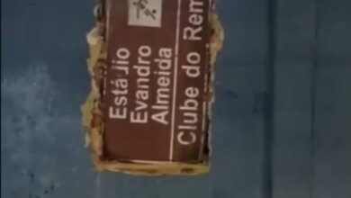 Photo of Internautas flagram placa de trânsito usada para tapar buraco no Baenão