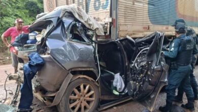 Photo of Mulher morre após carro ser prensado entre duas carretas em Itaituba, no Pará