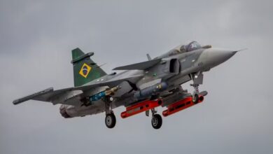 Photo of Brasil apresenta primeiro caça F-39E Gripen produzido no país em evento com Lula