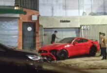 Photo of Mustang perde controle e bate em carros estacionados em Belém