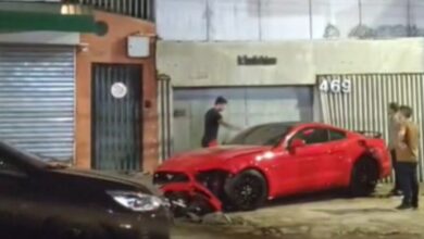 Photo of Mustang perde controle e bate em carros estacionados em Belém