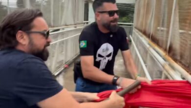 Photo of Deputado e vereador retiram bandeiras do PCB em passarela de Ananindeua e geram repercussão