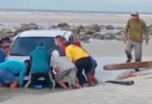 Photo of Carro atola na praia do Farol Velho, em Salinópolis