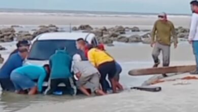 Photo of Carro atola na praia do Farol Velho, em Salinópolis