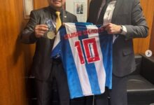 Photo of Gilmar Mendes recebe camisa personalizada do Paysandu em visita institucional