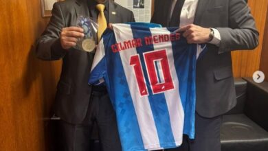 Photo of Gilmar Mendes recebe camisa personalizada do Paysandu em visita institucional