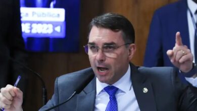 Photo of Flávio Bolsonaro mentiu sobre relação com Vorcaro e depois admitiu repasse de banqueiro investigado para filme sobre Jair Bolsonaro