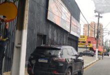 Photo of Condutor cola adesivo em placa de trânsito para esconder proibição de estacionamento em Belém
