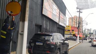 Photo of Condutor cola adesivo em placa de trânsito para esconder proibição de estacionamento em Belém