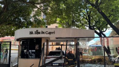 Photo of Acidente entre veículos termina com carro atingindo entrada de edifício em Belém
