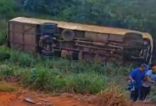 Photo of Micro-ônibus com passageiros capota e cai em ribanceira na PA-160; não há registro de mortes