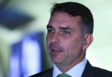 Photo of Flávio Bolsonaro afirma que Lula quer “tarifaço” para obter ganho político