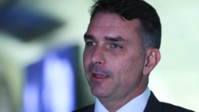 Photo of Flávio Bolsonaro afirma que Lula quer “tarifaço” para obter ganho político
