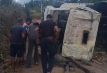 Photo of Caminhão carregado com cimento e areia tomba e deixa um morto e dois feridos em Pacajá