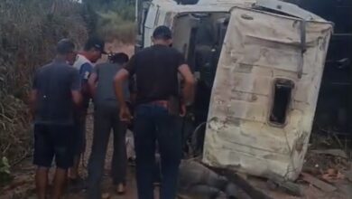 Photo of Caminhão carregado com cimento e areia tomba e deixa um morto e dois feridos em Pacajá