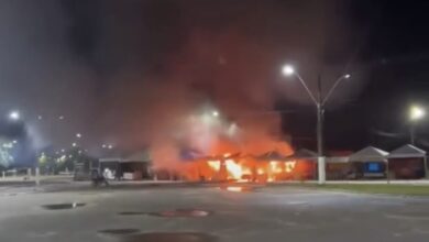 Photo of Incêndio atinge trailers de ambulantes na Praia do Caripi, em Barcarena