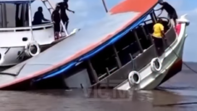 Photo of Barco que transportava açaí naufraga parcialmente no Rio Ituquara, em Breves